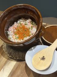 紅ズワイガニといくらの金箔土鍋ご飯