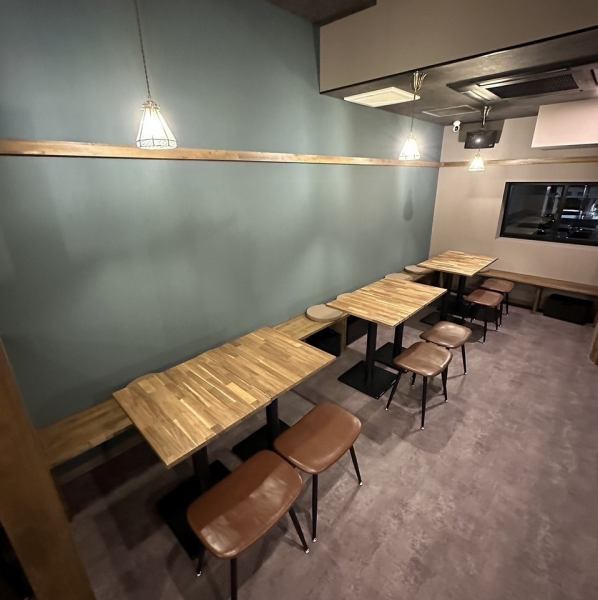 シンプルで飾らず肩肘張らない、それでいてお洒落な店内は、いつでも明るく和やかな雰囲気。開放的で広々としているため、リラックスしてお過ごし頂けます。