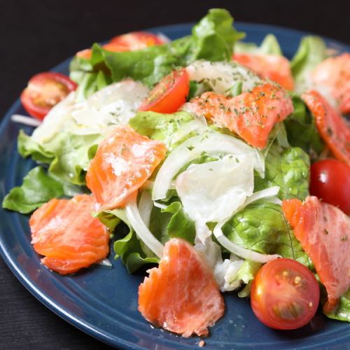 新鮮な彩りが楽しめるサラダの饗宴