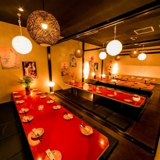 【個室確約】団体様でも安心してご利用頂けるように、ゆったり広々団体様用の個室もご用意しております♪毎朝築地から直接仕入れている、鮮度にこだわった海鮮食材を用いたゆったり宴会コースは4,000円～ご用意!!もちろん個室確約です☆更には幹事様必見の幹事無料クーポン等、お得なクーポンもご用意♪