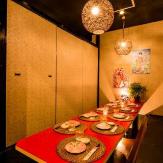 【個室確約】全てのお客様にゆったりとお寛ぎ頂けるよう、扉付きの掘りごたつ個室を用意しております!!足を伸ばしてお座り頂けるので、お子様連れのお客様は勿論、落ち着いた雰囲気でのご宴会に最適◎