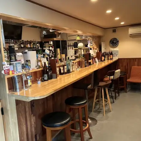 【温もりを感じるアットホームな店内】木目を基調とした店内は、気取らずにリラックスできる親しみやすい空間です。どこか懐かしくホッと落ち着く雰囲気は、仕事帰りの一杯や休日の飲み会にぴったり。美味しいお酒とお料理を味わいながら、第二の我が家のようにゆったりとした時間をお過ごしいただけます♪