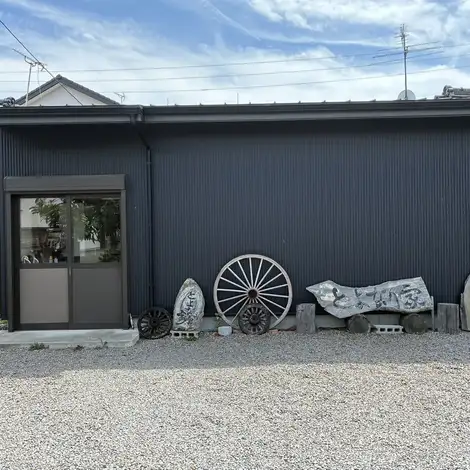 【人数に合わせて使えるテーブル席】シンプルな外観に手作りの看板が目印!早い時間にはハッピーアワーも!遅い時間の2軒目にもおすすめです!