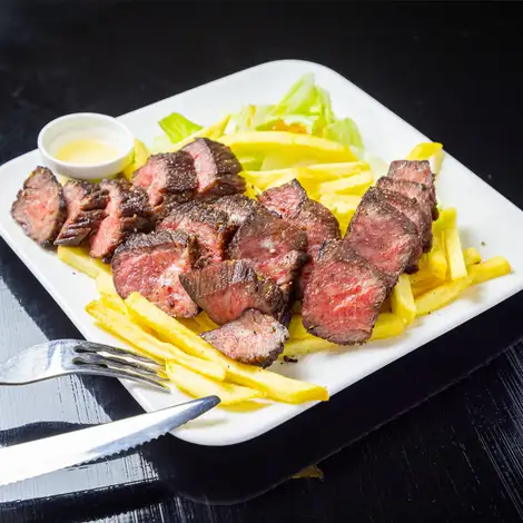 赤身と脂のバランスが絶妙!旨味が溢れ出す「国産牛カイノミステーキ」はお好みの焼き加減で♪