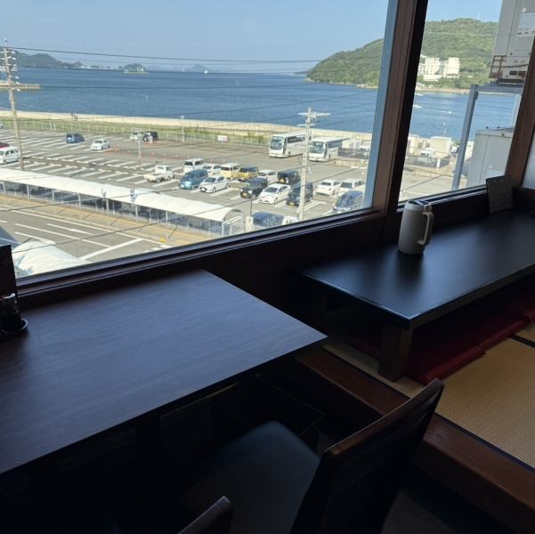 毎日表情を変える海を眺めながら、お店自慢の新鮮な海鮮や松阪牛をご堪能いただけます。春夏秋冬と季節の海の様子を楽しみながらお食事を楽しめる空間は、家族や友人とのランチはもちろん、デートや記念日など特別な日のご利用にもぴったり。非日常的な空間で、大切な方と素敵な時間をお過ごしください。