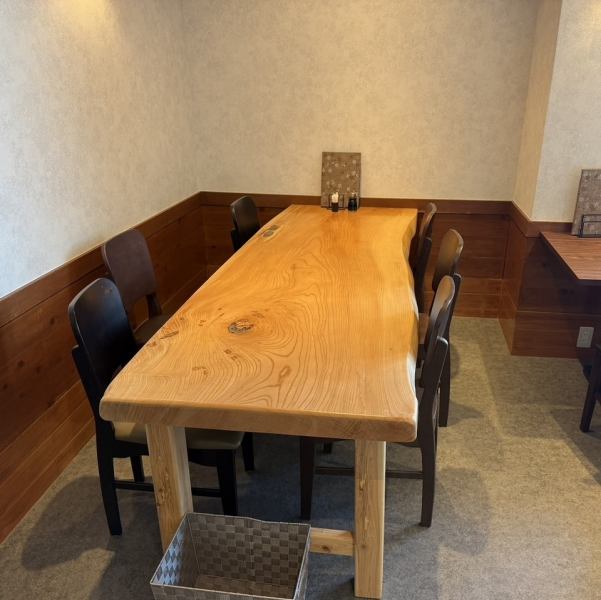 一枚板の木目調が美しいテーブル席は、温かみのある空間で、友人やご家族とのランチやグループでのご利用にもおすすめです。海を身近に感じながら、心温まるお食事の時間をお過ごしください。程よい喧噪も心地いい、落ち着いた雰囲気の中で、新鮮な海鮮や松阪牛など絶品料理をゆっくりとご堪能ください。