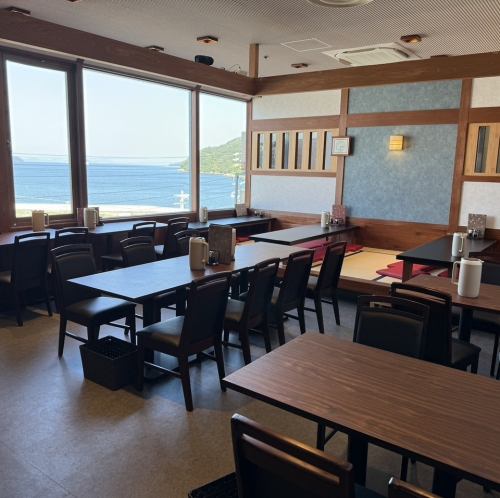 海を眺めながら食事を満喫