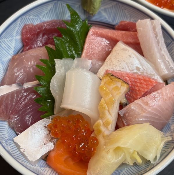 【鮮度抜群！】旬の魚介を贅沢に味える、彩り豊かな海鮮丼をご堪能あれ◎