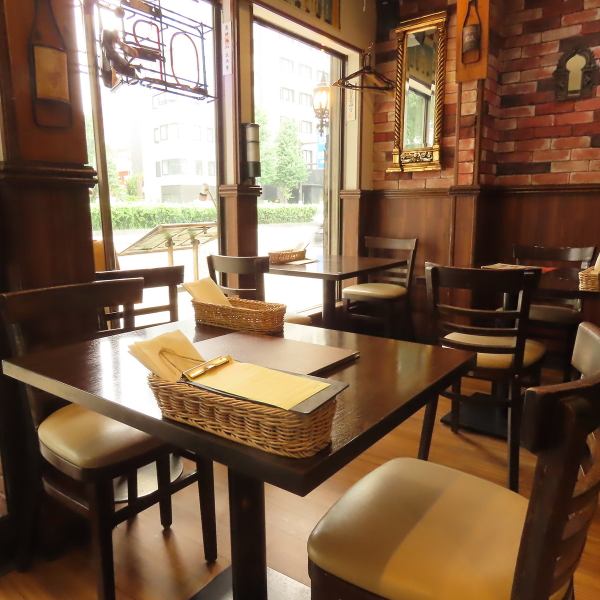 The brick interior of the restaurant exudes a nostalgic atmosphere reminiscent of a British bar.The spicy aroma wafting from the open kitchen will whet your appetite.A spacious space divided into the first and second floors.Please spend a wonderful time with your loved ones☆