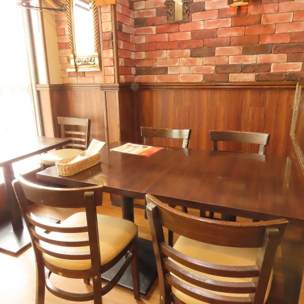 The spacious tables can accommodate a variety of numbers of people.Please use it for family meals, girls' nights, parties, dates, etc. We look forward to serving you authentic Indian cuisine and a wide variety of alcoholic beverages!