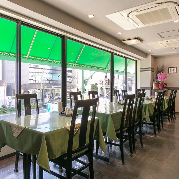[You can enjoy the view at the table by the window ◎] The open window seat is an open space where you can enjoy the view ♪ You can use up to 20 people! Please use it for drinking parties such as banquets ♪
