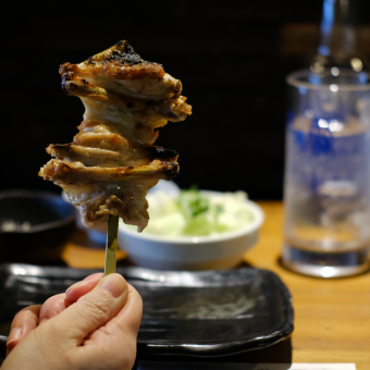 従来の焼鳥屋のイメージを一新、細やかな気配りで女性のお客様にも「利用しやすい」店づくりを目指しています。