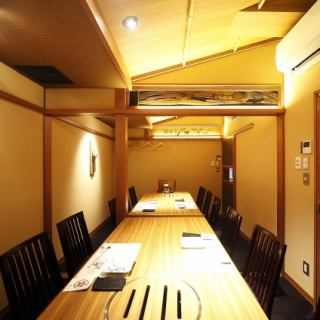 最多可容納12人的私人宴會。簡單易用的房間，充滿日本氣息
