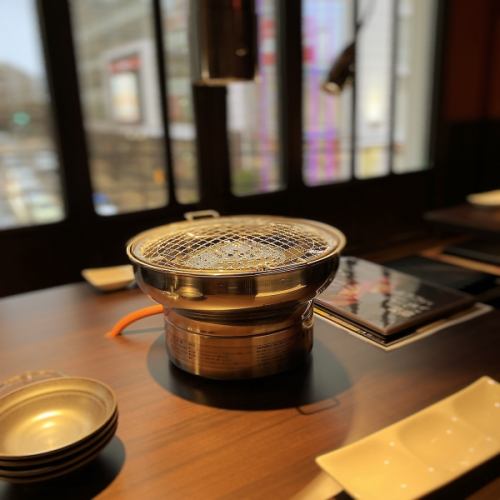 落ち着いた雰囲気のモダンな空間。掘りごたつ席も♪