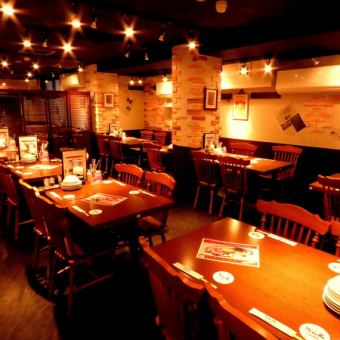 [Table seats] The interior is modeled after a beer hall.Seats can be divided according to the number of people.