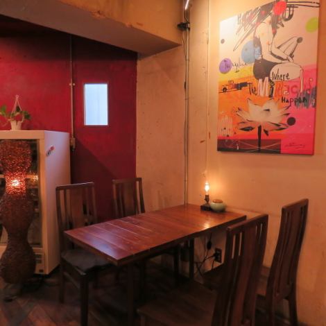 【落ち着いた雰囲気で楽しむ4名様テーブル席】落ち着いた照明に包まれた4名様テーブル席は、親しい友人とのディナーや女子会にぴったりの心地よい空間。ジャークチキンを囲んで自然と会話が弾む、隠れ家のような雰囲気の中で、ゆったりとしたひとときをお楽しみいただけます。