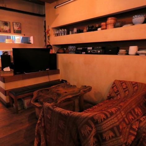 【異国情緒に浸れる2名様ローテーブル席】柔らかさのある一枚板のローテーブルが印象的な2名様席は、店内を彩るアート作品や温かな照明と相まって、異国情緒漂う大人の雰囲気を演出。よく冷えたハイネケンやこだわりの料理を味わいながら、日常を忘れる特別なプライベート時間をゆっくりとお過ごしいただけます。