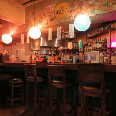 厨房の熱気や料理の香りを間近に感じられるカウンター席は、お一人様やデートにぴったりの特等席。目の前には色とりどりのお酒がずらりと並び、頭上には世界各国のお札が飾られ、遊び心あふれる空間が広がります。気軽に立ち寄って、ここだけの特別な時間を味わってみてください。