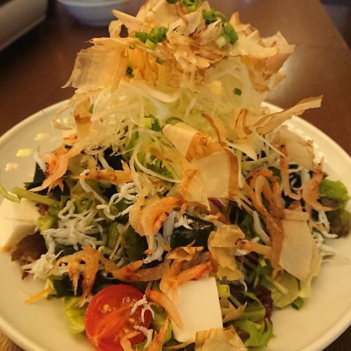 Frontal fried shirasu and sakura shrimp salad