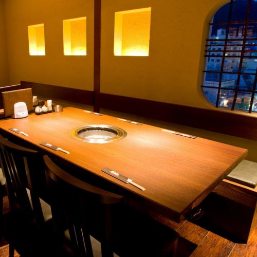 可供 2 至 5 人使用的桌椅