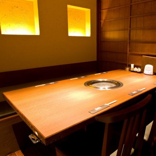 可供 2 至 5 人使用的桌椅