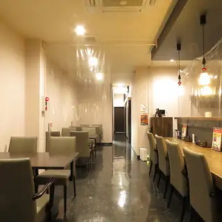 The restaurant's interior is stylish with a predominantly monochrome design, and we have five tables available that can seat four people each.Perfect for girls' nights out, family dinners, and more! It's also conveniently located near Matsumoto Castle, so please consider visiting after sightseeing!