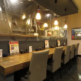 We offer counter seating with a calm and relaxing atmosphere.Enjoy fresh seafood and Shinshu specialties along with your drinks at our warm, wood-grained counter! Located in the heart of the city, it's perfect for a stop after shopping or a date, or even for a chat after dinner – it might just bring you and your partner closer! Solo diners are also welcome!