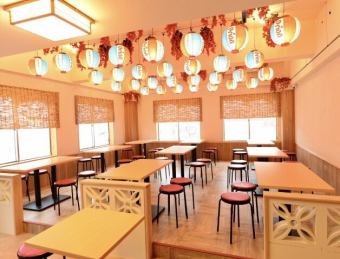 ご友人同士やカップルでのご利用におすすめの2名様用テーブル席を47卓と豊富にご用意しております♪少人数でのちょっとした飲み会や、親しい方とのお食事にぴったりの使い勝手の良いお席です◎人数に合わせてテーブルを組み合わせることで、様々な人数のグループに対応可能です！