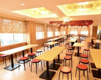 当店は店舗貸切でのご利用も大歓迎です！55卓、108席～最大120席まで対応可能で、大人数での大規模なご宴会やパーティーに最適です♪しかも貸切にかかる追加料金は不要◎ステージや設備をフル活用して、思い出に残る特別なイベントを企画してみませんか？