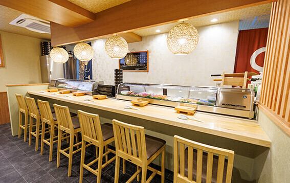 経験35年の板前さんの技術で振る舞われるお料理の数々に、気持ちも揺さぶるカウンター席！鮮度抜群のお刺身盛りや握りを頂きながらお酒を味わう！そんな大人の贅沢なひとときを過ごすのに最適な空間です。