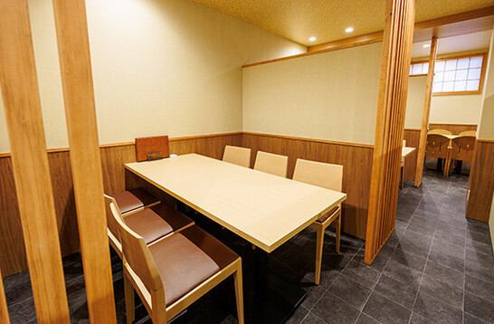 テーブル席や半個室のお席をご用意しております。ゆったりとしたお席なので、ご家族のお食事にも安心です。四季折々の旬を存分にお楽しみ頂けます。ぜひ、お越しください。