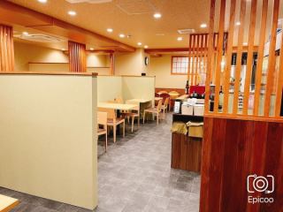 ご家族やご友人とのお食事にもぴったりなテーブル席ございます。