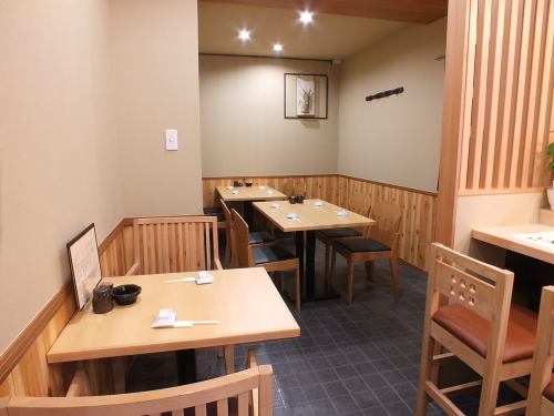 明るい木目調の店内