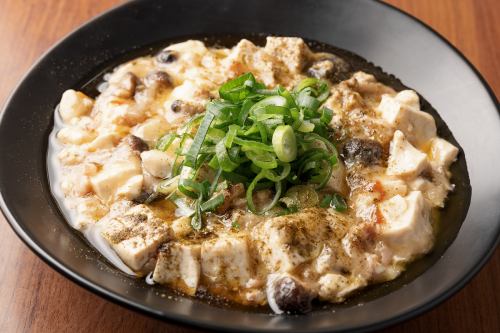 美味的咸麻婆豆腐配鸡肉和蘑菇