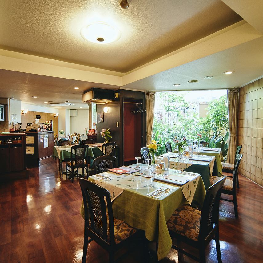 アンティーク家具にこだわった落ち着きのある空間でお食事を。