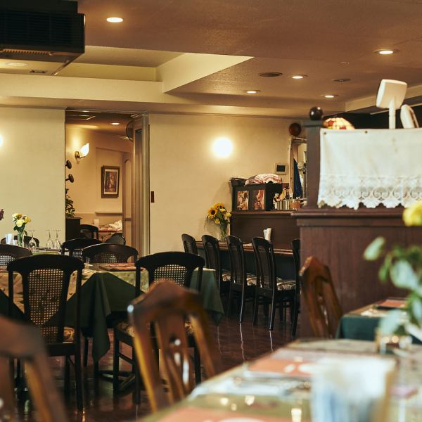 シックでクラシックな雰囲気を独り占めできるカウンター席をご用意しています。アンティーク調の家具が並ぶ空間で、お二人だけの特別なディナーデートはもちろん、手作りの絶品洋食を堪能する優雅なランチタイムにも最適。落ち着いた空間で老舗の味をお楽しみください。