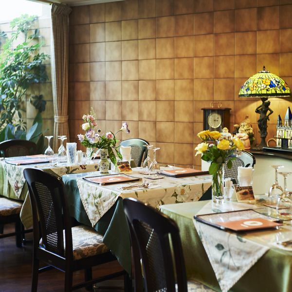 ゆったりと過ごせる上質なテーブル席です。重厚なアンティーク家具を配した店内は、どこか懐かしくウキウキする雰囲気。全て手作りにこだわる自慢の洋食を、心ゆくまでお楽しみください。30年以上の歴史が詰まった空間で、贅沢なお食事時間をお過ごしいただけます。