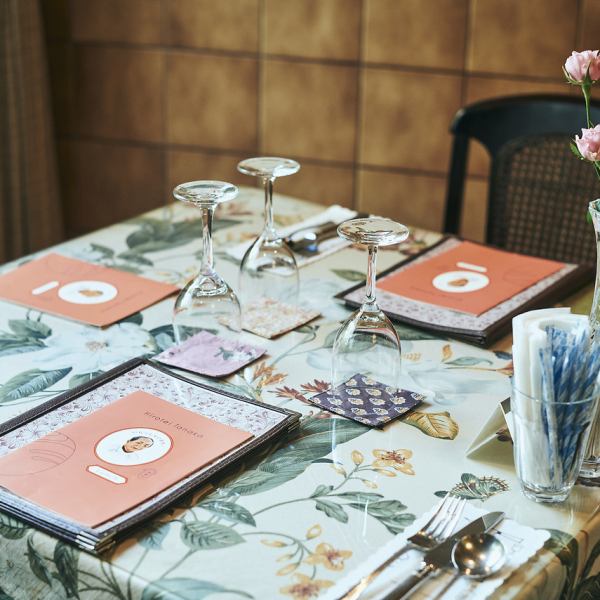 会社の仲間やご友人と美味しい洋食を囲むご宴会はいかがでしょうか？ゆったりとしたテーブル席でのご宴会はもちろん、プライベートな空間での女子会や歓送迎会、お祝い事などを催す場合は、最大14名様までご利用いただける個室もございますので、お気軽にご連絡ください。