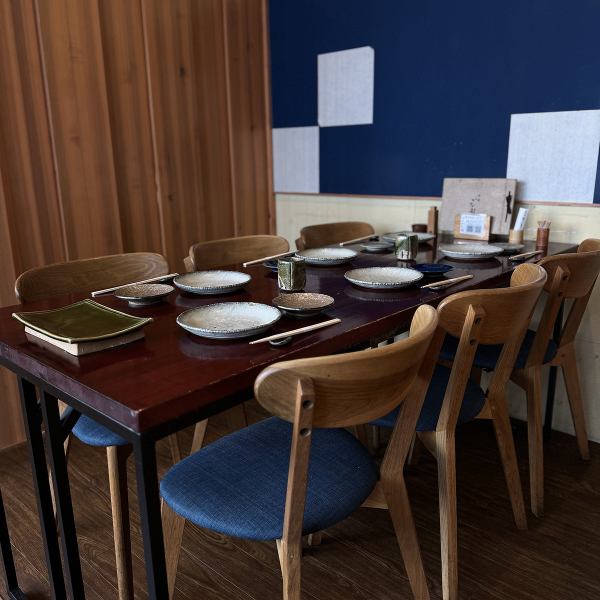 We have tables available for up to six people.A relaxing space where you can relax in a calm atmosphere.You can forget about your busy days and take a moment to relax.Enjoy a blissful relaxation time while savoring delicious food and drinks in a cozy space with a warm wooden atmosphere.