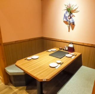 除了房间外，还有一个桌子座位。Hana no Mai Shin-Shatchaya-Shop