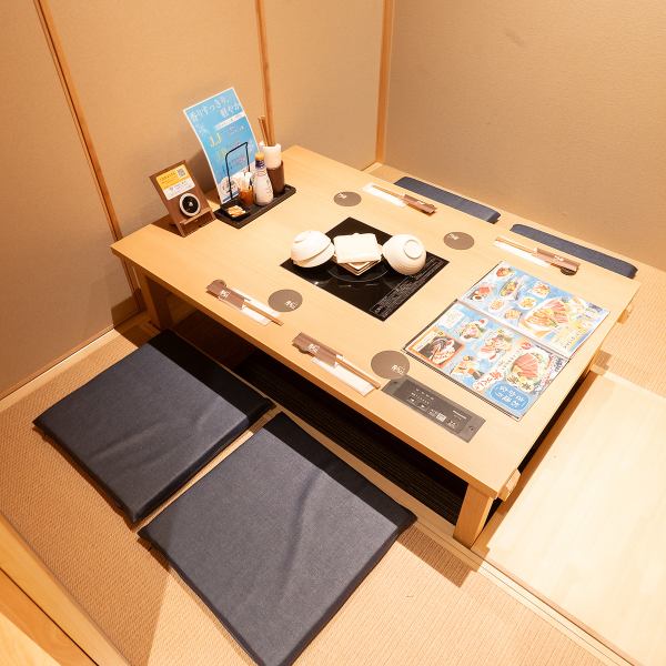 【少人数様のご利用に最適】掘りごたつ式の仕切り個室は、デートや友人同士の飲み会にもピッタリ★様々なシーンに使える人気の席です。（※内観は久喜駅前店です）