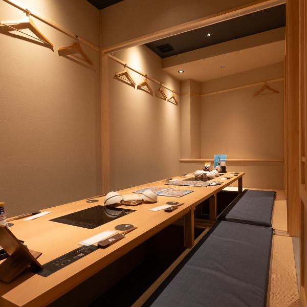 【仕切り個室をご用意】会社宴会など各種ご宴会にお勧め！大小様々な仕切り個室をご用意しており、ご家族連れにもゆったりご利用いただけます。宴会にもＯＫ！会社宴会や同窓会など様々なシーンにご利用下さい。貸切も対応可能です。歓迎会等のご宴会は是非月あかり松戸駅前店で！（※内観は久喜駅前店です）