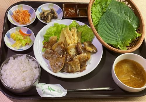 Samgyeopsal set meal with vegetables