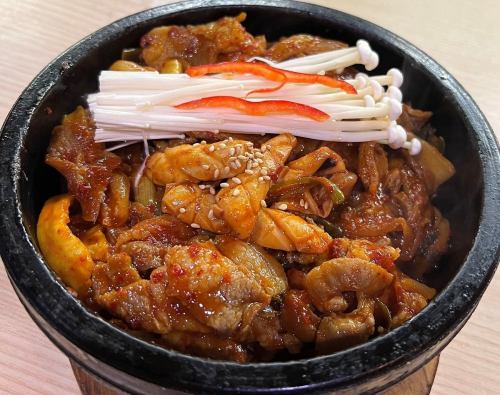 Stir-fried three pieces of meat and squid with vegetables