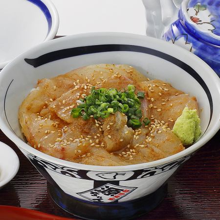 《名物・だし茶漬け》鯛ごま丼 (白飯/お漬物/鯛だし)