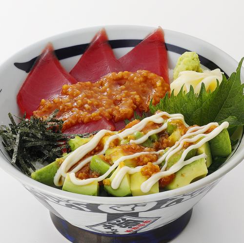 マグロとアボカドの醤油糀漬け丼 (白飯/味噌汁)