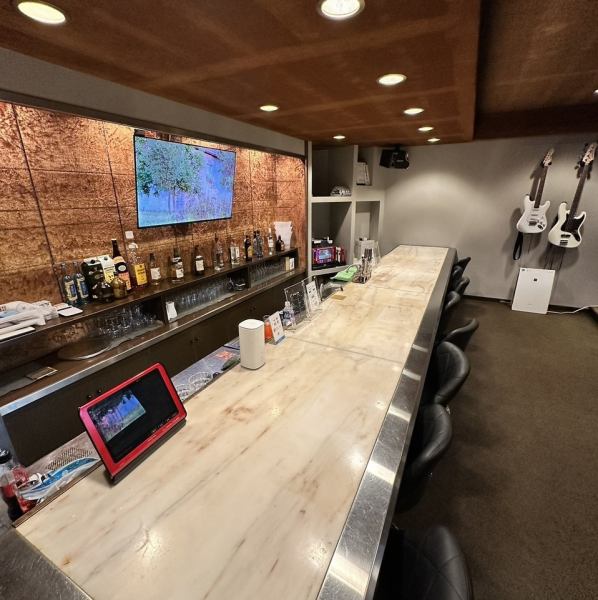 カウンター席は全8席で、お一人様の利用やデートにも対応しやす空間です。アットホームな雰囲気に包まれ、落ち着きながら食事を満喫できます◎また、スポーツ観戦やライブ映像を楽しむことが可能で、カラオケ設備や楽器使用と合わせ、食事だけではない特別な時間を演出♪深夜営業により時間を忘れてゆったり過ごせます◎