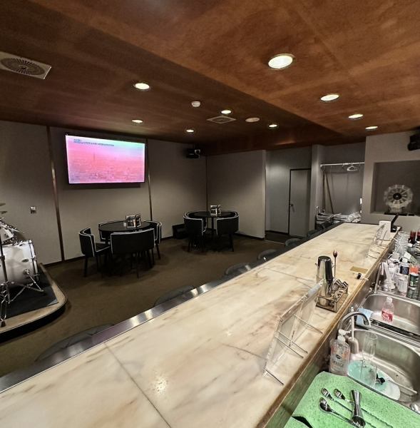 店内は温かみのあるアットホームなデザイン!テーブル席は4名様対応が2卓あり、友達同士や気軽な二次会、三次会にぴったり★シンプルで清潔感のある空間に、カラオケや楽器演奏といった特別な体験が組み込まれ、食事だけでなく楽しい時間を過ごしたい方に最適です♪深夜営業を活用し、気兼ねなく楽しく過ごせます☆