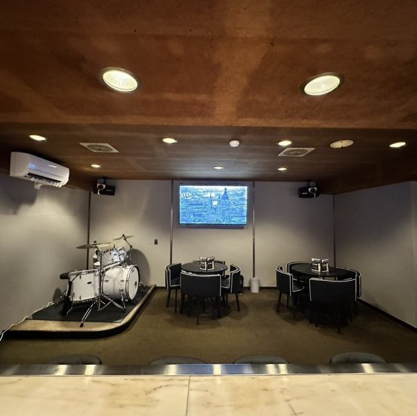 貸切は7名様から14名様まで対応可能です!大型モニターを備え、スポーツ観戦やライブ映像視聴をしながら賑やかなひとときが過ごせます◎またカラオケ設備も楽器演奏を楽しむこともでき、食事とエンターテインメントを融合させた場として人気★プライベート感あふれる宴会を。貸切のご利用は事前にご連絡お願いいたします!