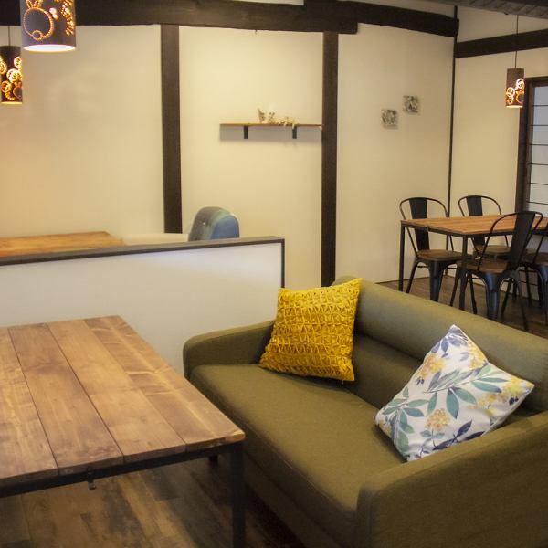 Gyokuro no Sato 2nd floor, a small and relaxing space with 9 seats in 4 groups.